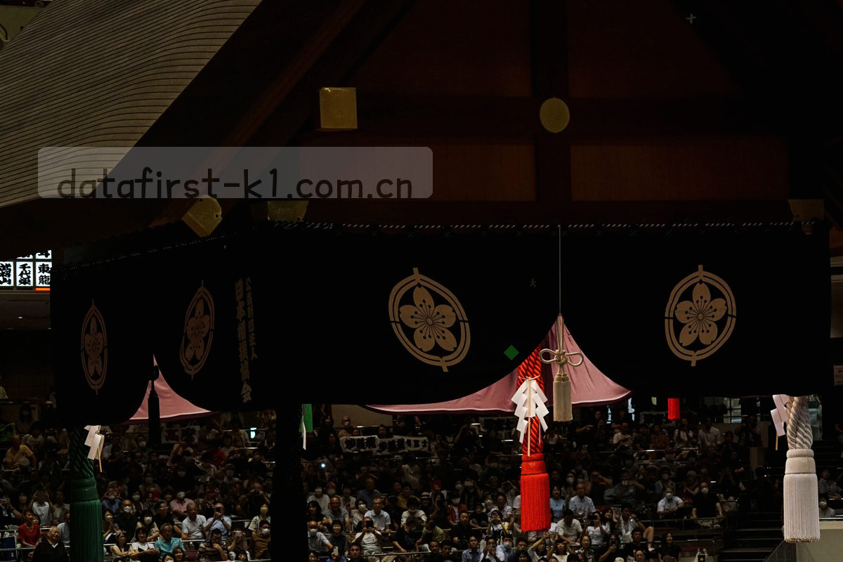 俯拍的数据工作台，屏幕、便签与键盘的远景构图，不出现可识别人物特写