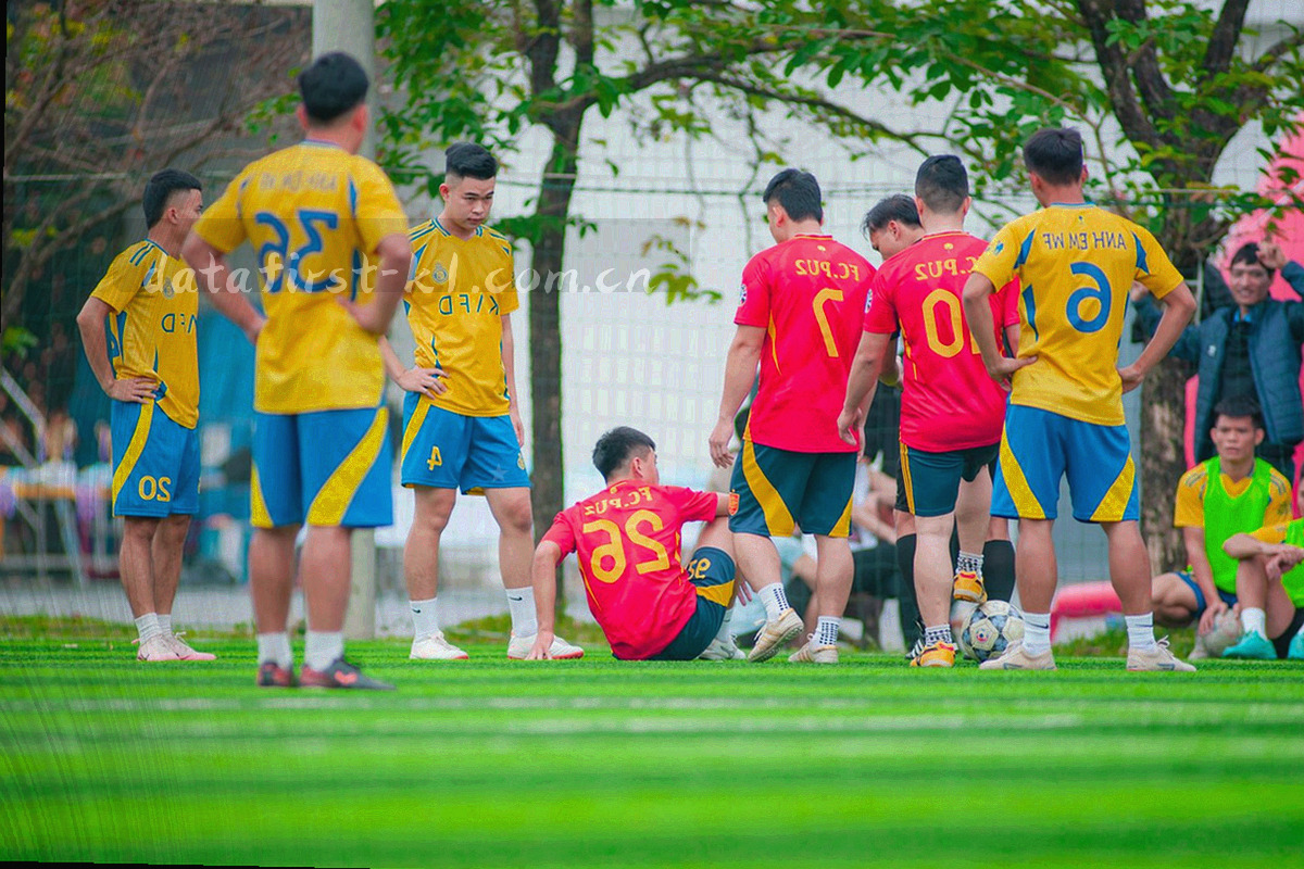 深色抽象城市网格与荧光青定位线构成的联系与支持数据界面